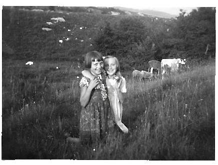 Slavica Kranjc s prijateljico Antonijo 1959 na pašniku za Staro vasjo